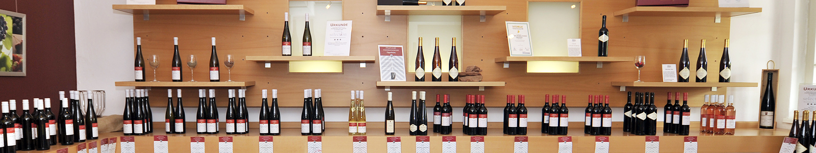 Weinflaschen im Verkaufsregal des Staatsweingutes ©DLR